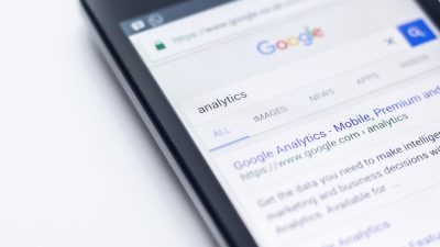 手机屏幕显示 Telegram 频道订阅界面，用户关注琉璃神社官方公告频道获取最新地址